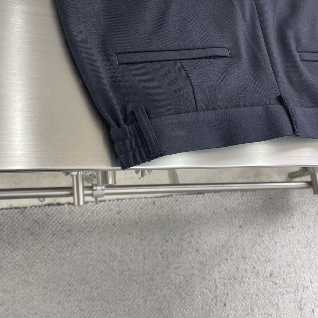 -双摺松紧腰设计！Brioni 布里奥尼 新品发布微阔版型甄选优质含羊毛醋酸面料休闲长裤西裤，双摺松紧腰