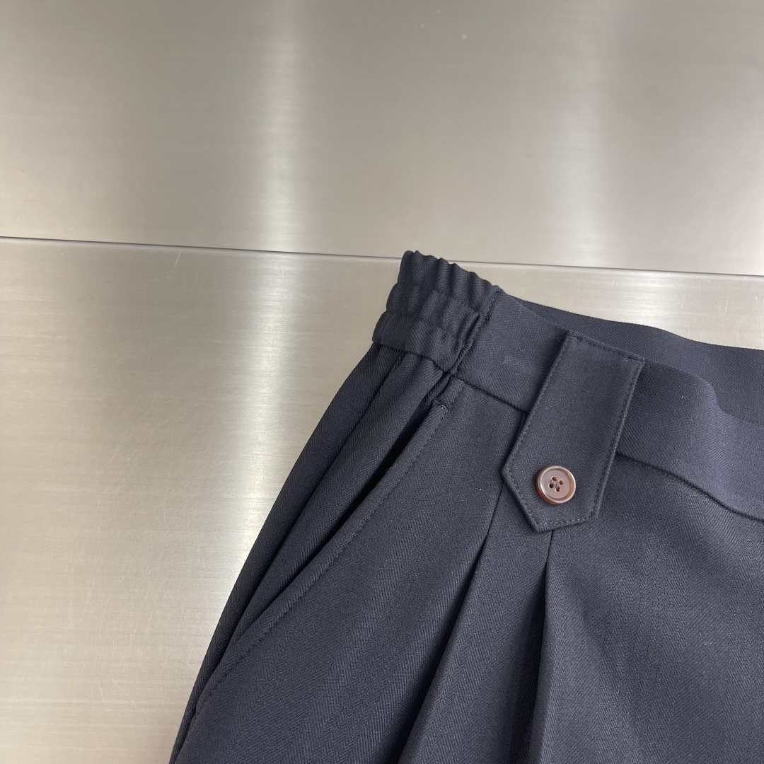 -双摺松紧腰设计！Brioni 布里奥尼 新品发布微阔版型甄选优质含羊毛醋酸面料休闲长裤西裤，双摺松紧腰