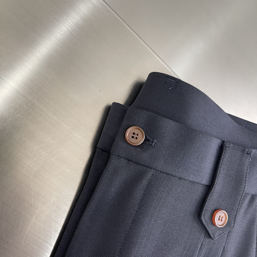 -双摺松紧腰设计！Brioni 布里奥尼 新品发布微阔版型甄选优质含羊毛醋酸面料休闲长裤西裤，双摺松紧腰