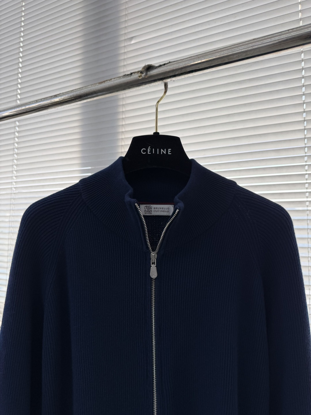 -BC 基础款半高领羊毛拉链外套。在秋冬的时尚版图里，总有一件单品能以温柔之力，击中你的心扉。手触碰到这