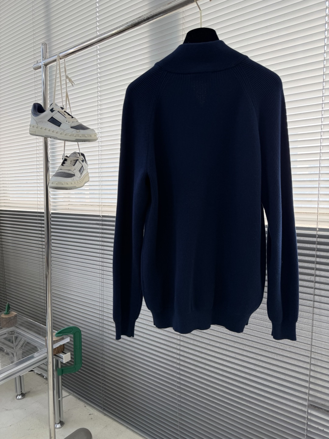 -BC 基础款半高领羊毛拉链外套。在秋冬的时尚版图里，总有一件单品能以温柔之力，击中你的心扉。手触碰到这