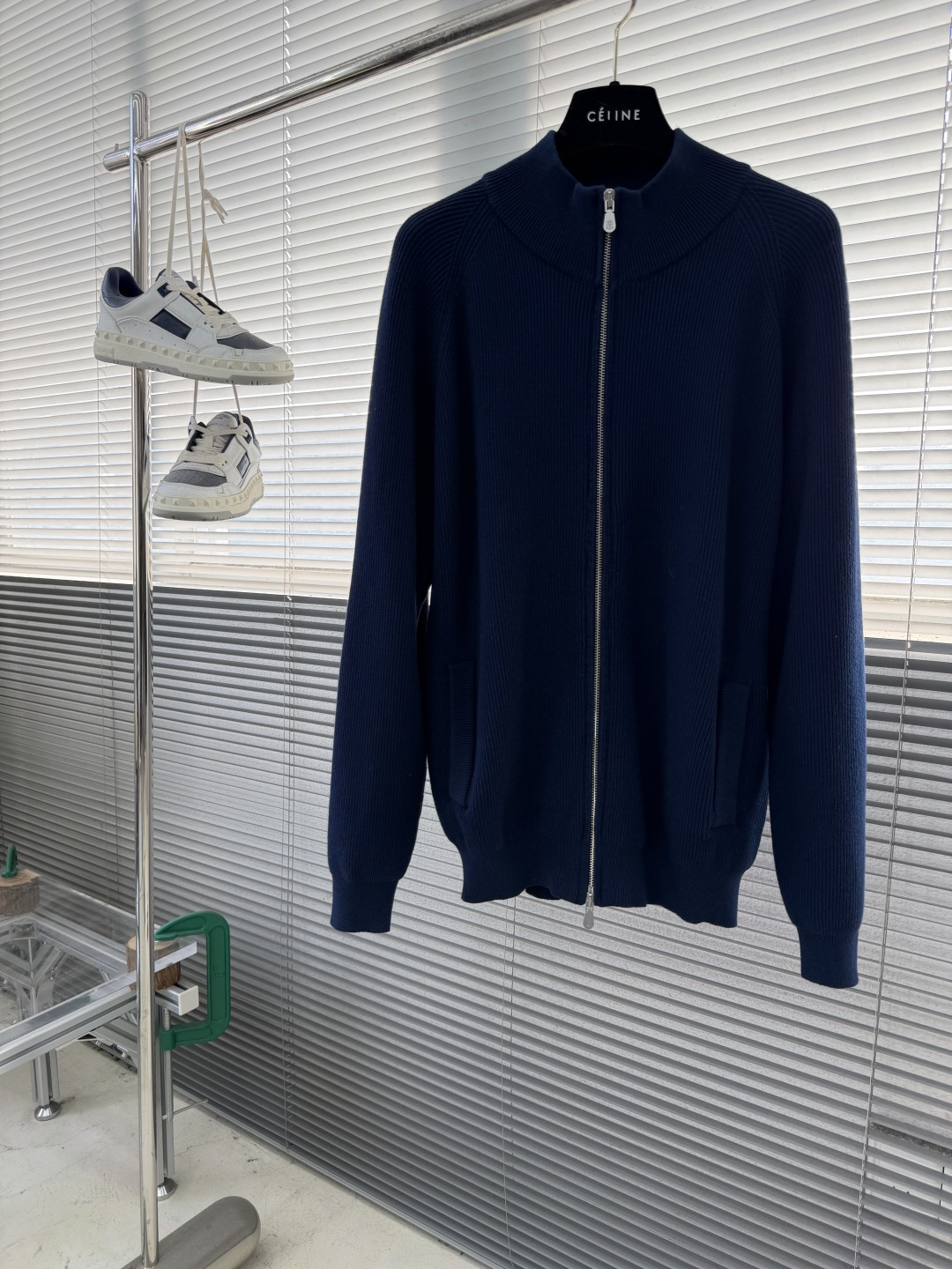 -BC 基础款半高领羊毛拉链外套。在秋冬的时尚版图里，总有一件单品能以温柔之力，击中你的心扉。手触碰到这