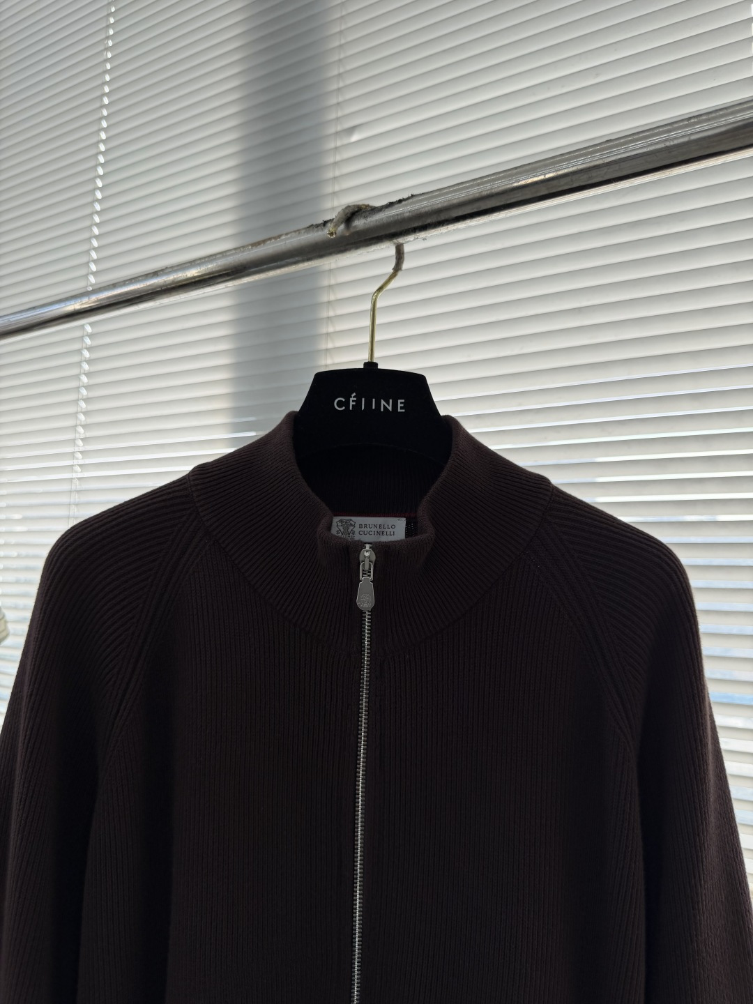 -BC 基础款半高领羊毛拉链外套。在秋冬的时尚版图里，总有一件单品能以温柔之力，击中你的心扉。手触碰到这