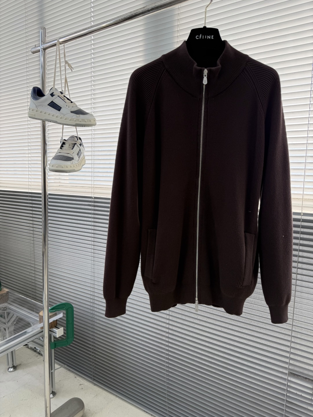 -BC 基础款半高领羊毛拉链外套。在秋冬的时尚版图里，总有一件单品能以温柔之力，击中你的心扉。手触碰到这