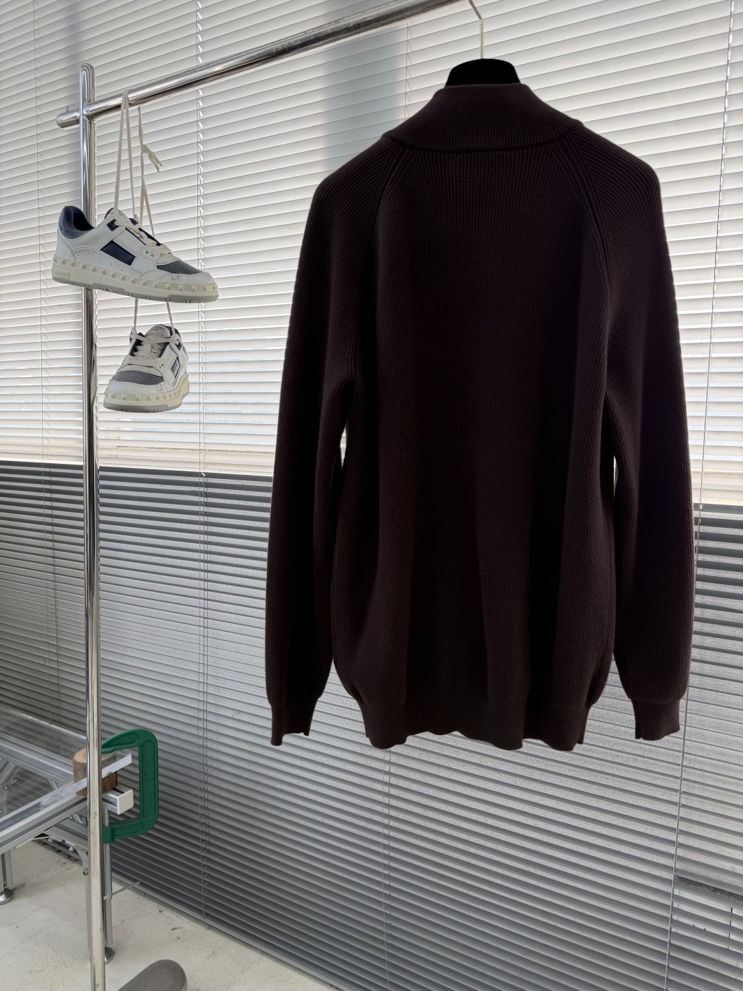 -BC 基础款半高领羊毛拉链外套。在秋冬的时尚版图里，总有一件单品能以温柔之力，击中你的心扉。手触碰到这