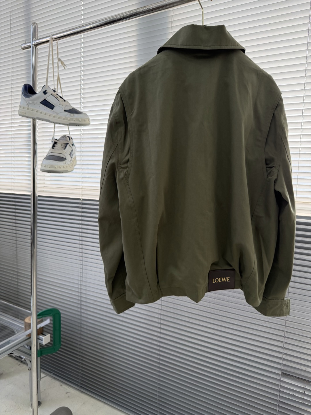 -LOEW 皮标松紧腰工装拉链外套采用100%纯棉布匹，面料定染原版色。皮标采用真牛皮复合，面上采用金粉