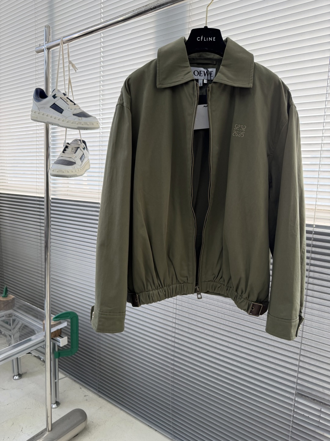 -LOEW 皮标松紧腰工装拉链外套采用100%纯棉布匹，面料定染原版色。皮标采用真牛皮复合，面上采用金粉