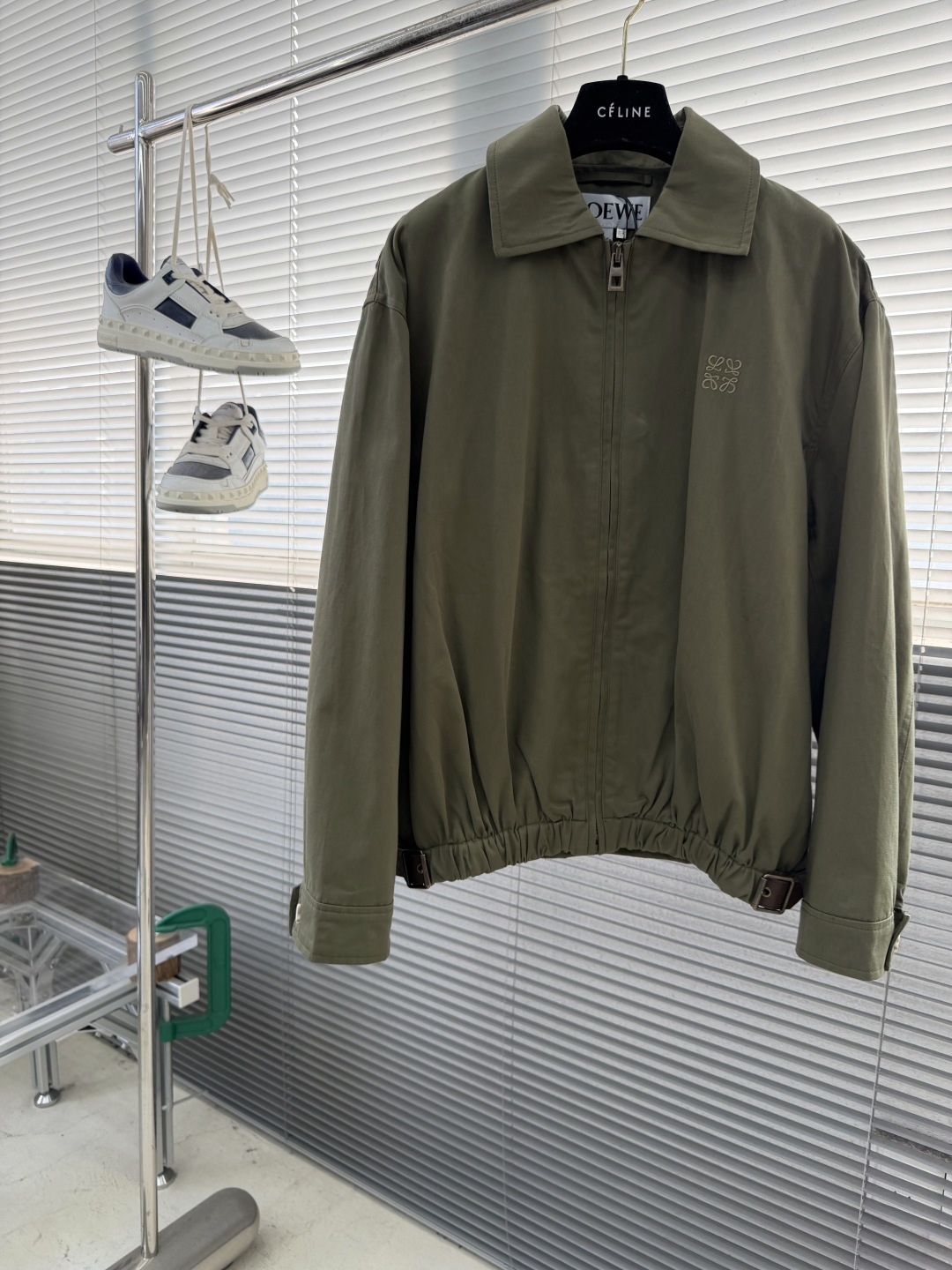 -LOEW 皮标松紧腰工装拉链外套采用100%纯棉布匹，面料定染原版色。皮标采用真牛皮复合，面上采用金粉