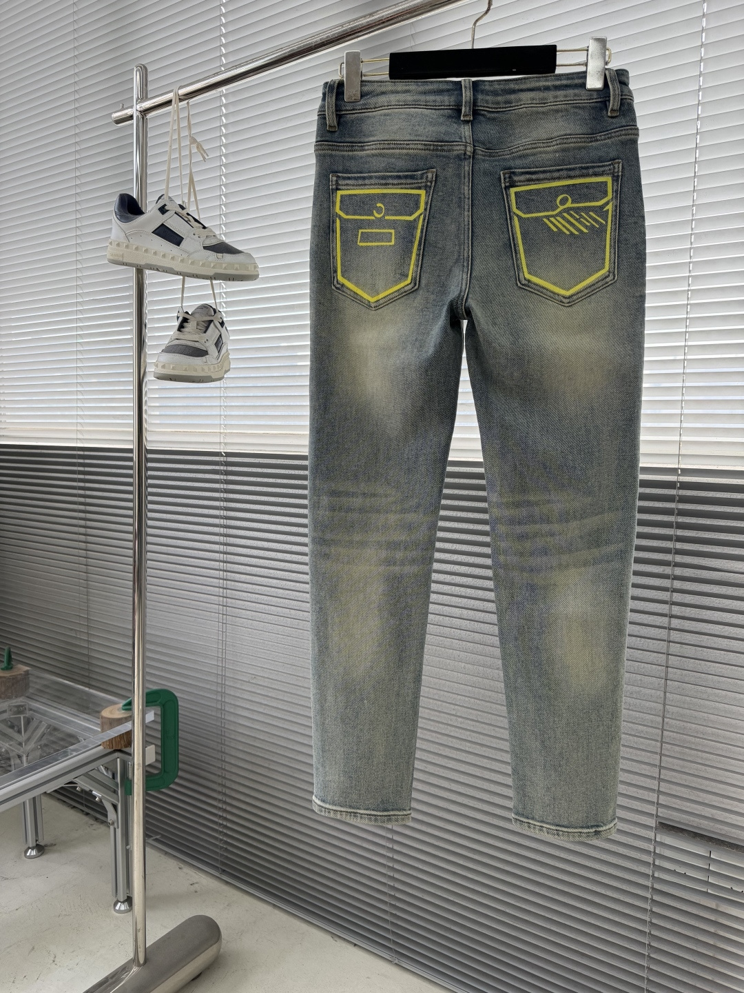 -FEND 2025秋季最新品水洗休闲牛仔裤，进口水洗弹力面料，舒适有弹性，顶级印花工艺字母图案logo