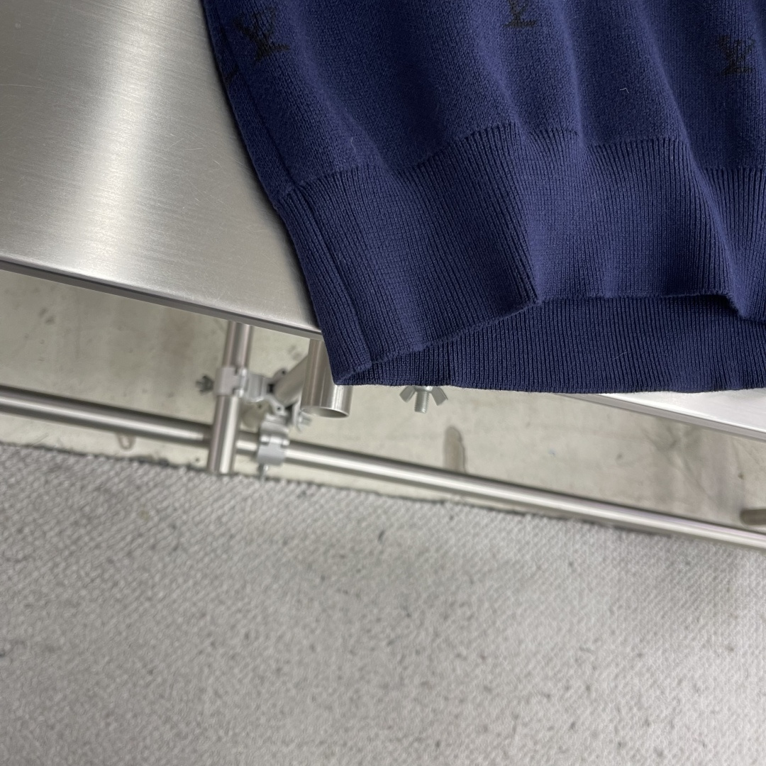 -驴牌 动物刺绣提花标识针织衫采用50%羊毛，30%棉，20%锦纶。刺绣采用3D立体刺绣，前片全幅采用动