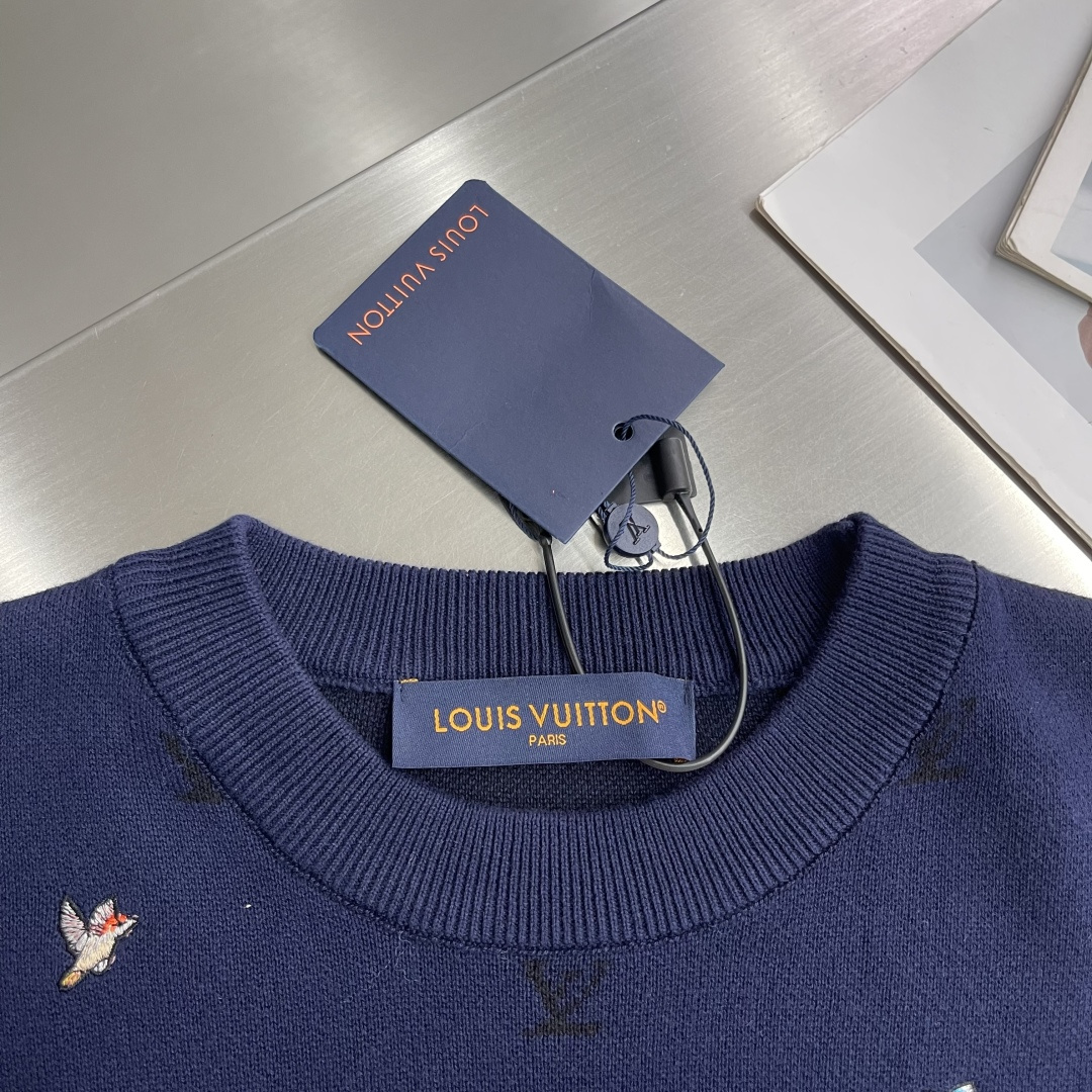 -驴牌 动物刺绣提花标识针织衫采用50%羊毛，30%棉，20%锦纶。刺绣采用3D立体刺绣，前片全幅采用动