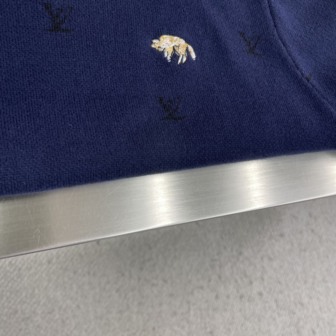 -驴牌 动物刺绣提花标识针织衫采用50%羊毛，30%棉，20%锦纶。刺绣采用3D立体刺绣，前片全幅采用动