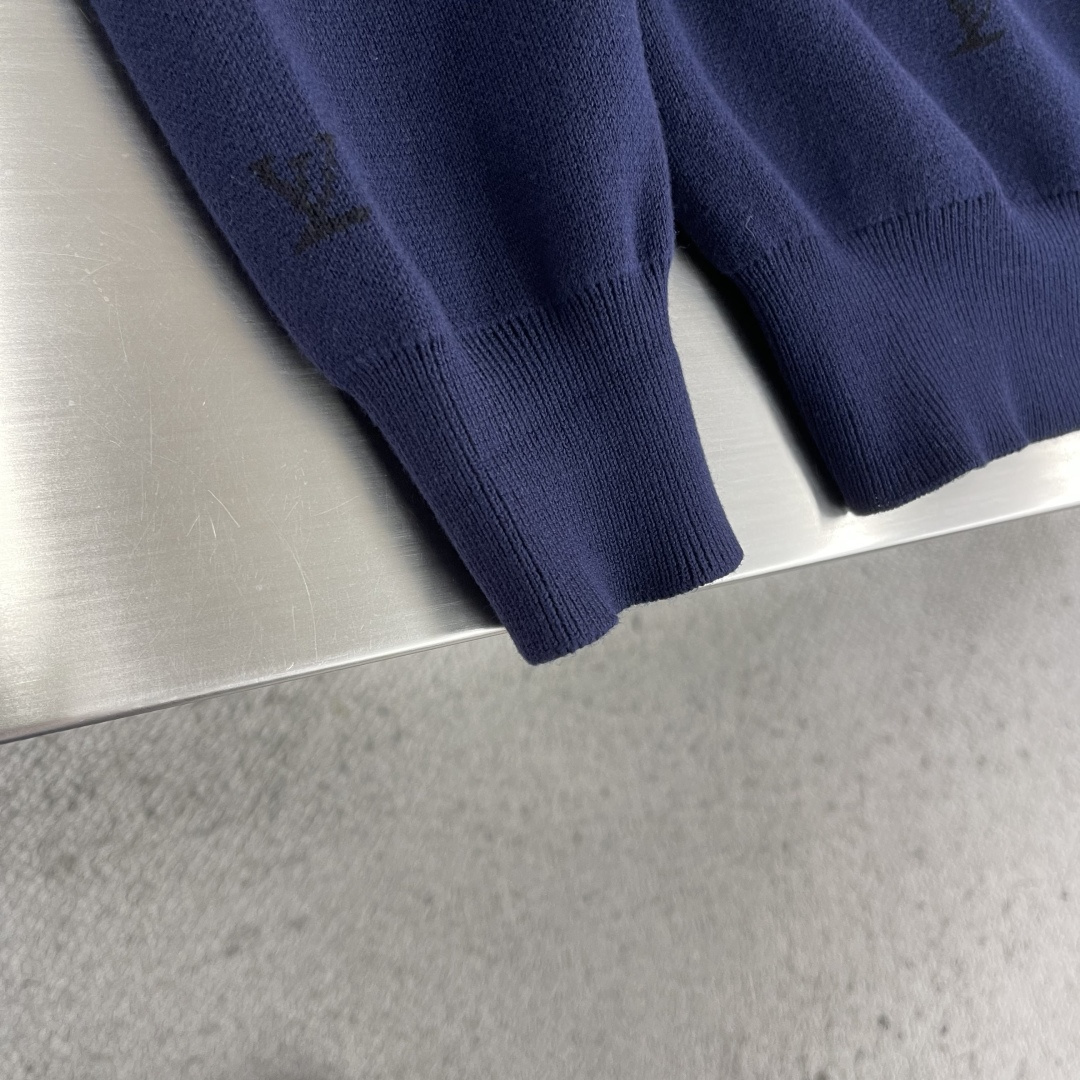 -驴牌 动物刺绣提花标识针织衫采用50%羊毛，30%棉，20%锦纶。刺绣采用3D立体刺绣，前片全幅采用动