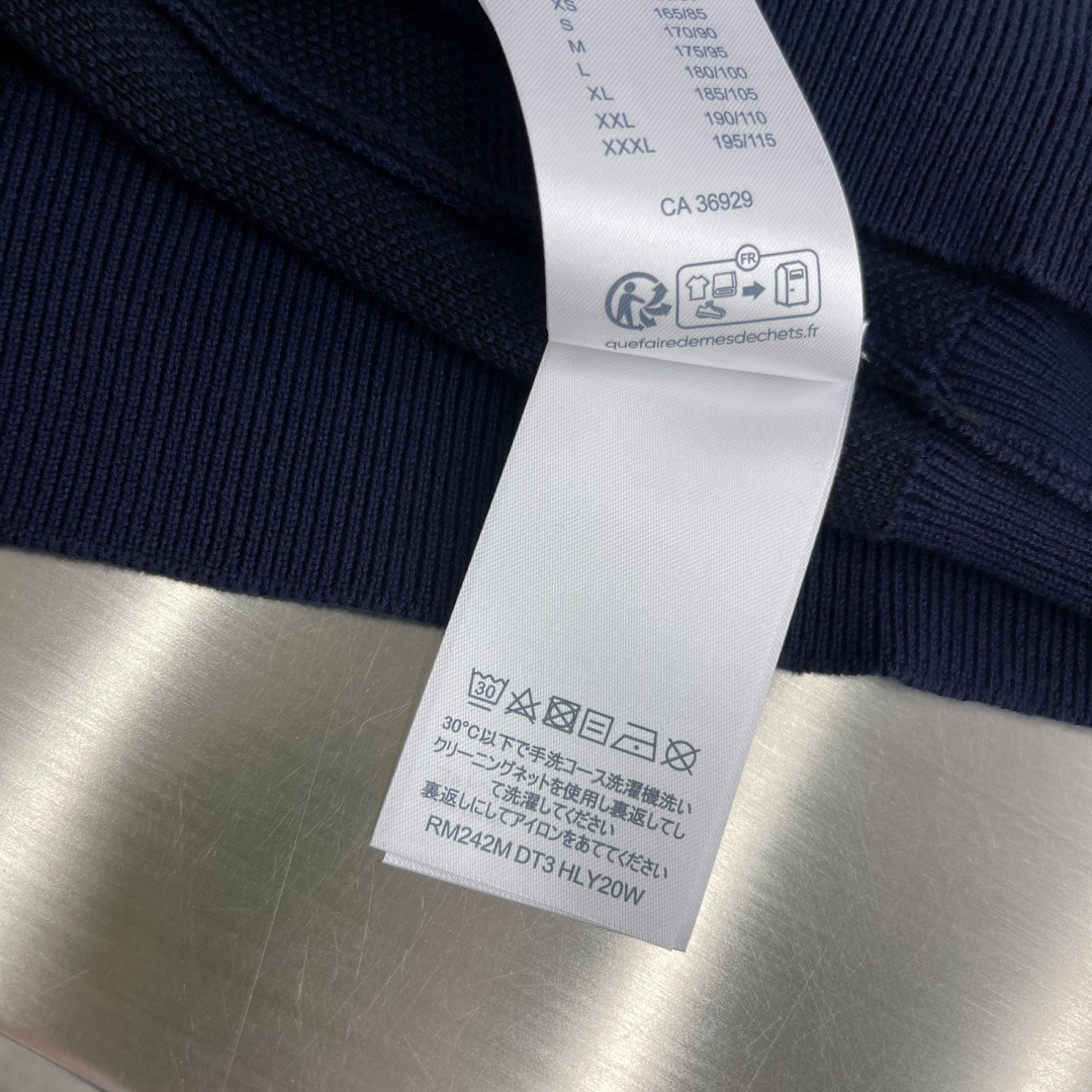 -驴牌 动物刺绣提花标识针织衫采用50%羊毛，30%棉，20%锦纶。刺绣采用3D立体刺绣，前片全幅采用动