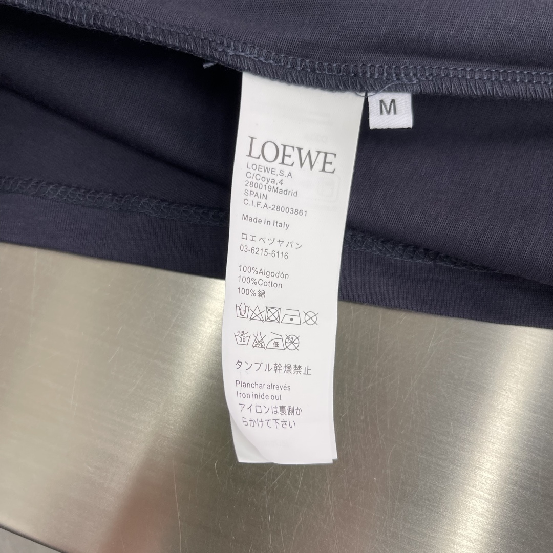 -LOEW 卡通刺绣标识短袖采用50支丝光双股，螺纹搭配1*1索罗纳。刺绣采用3D立体刺绣，胸前以卡通猫