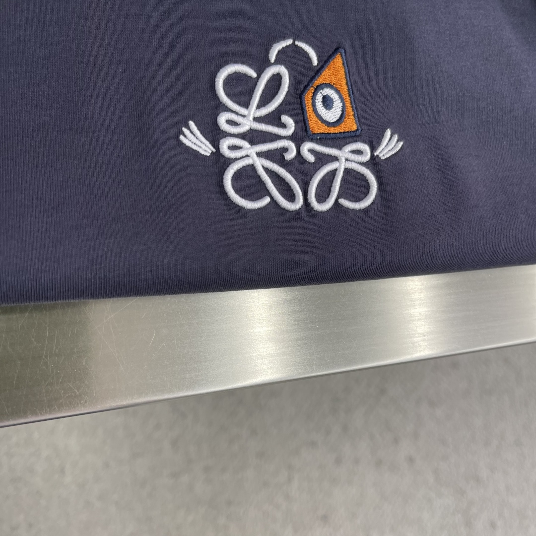 -LOEW 卡通刺绣标识短袖采用50支丝光双股，螺纹搭配1*1索罗纳。刺绣采用3D立体刺绣，胸前以卡通猫