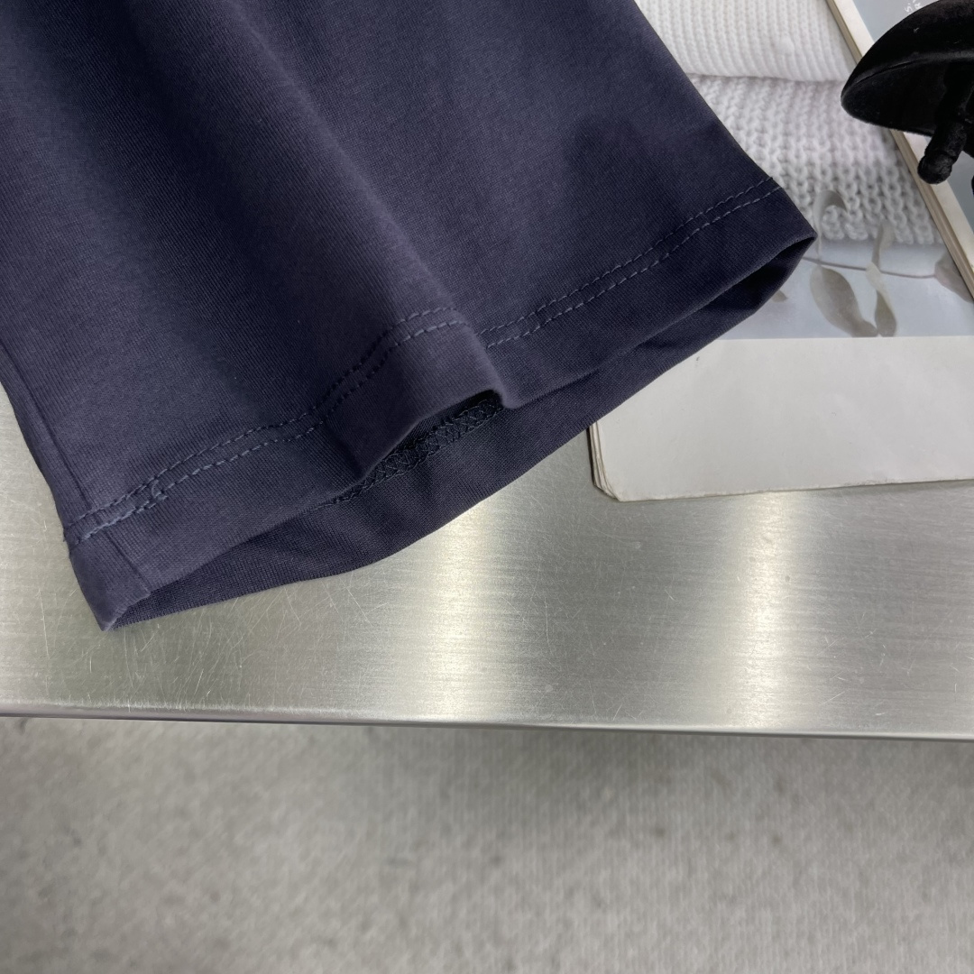 -LOEW 卡通刺绣标识短袖采用50支丝光双股，螺纹搭配1*1索罗纳。刺绣采用3D立体刺绣，胸前以卡通猫