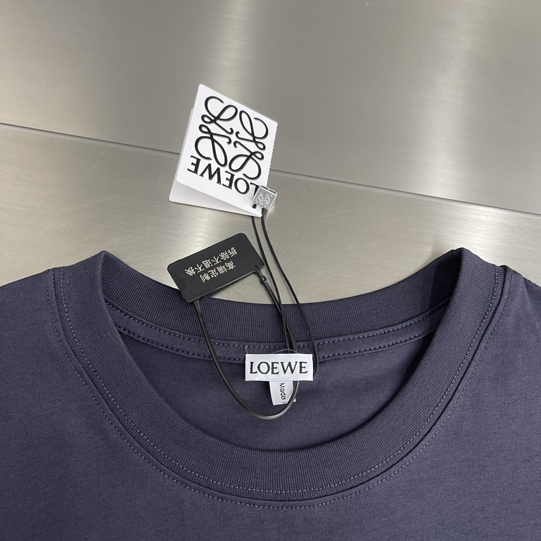 -LOEW 卡通刺绣标识短袖采用50支丝光双股，螺纹搭配1*1索罗纳。刺绣采用3D立体刺绣，胸前以卡通猫