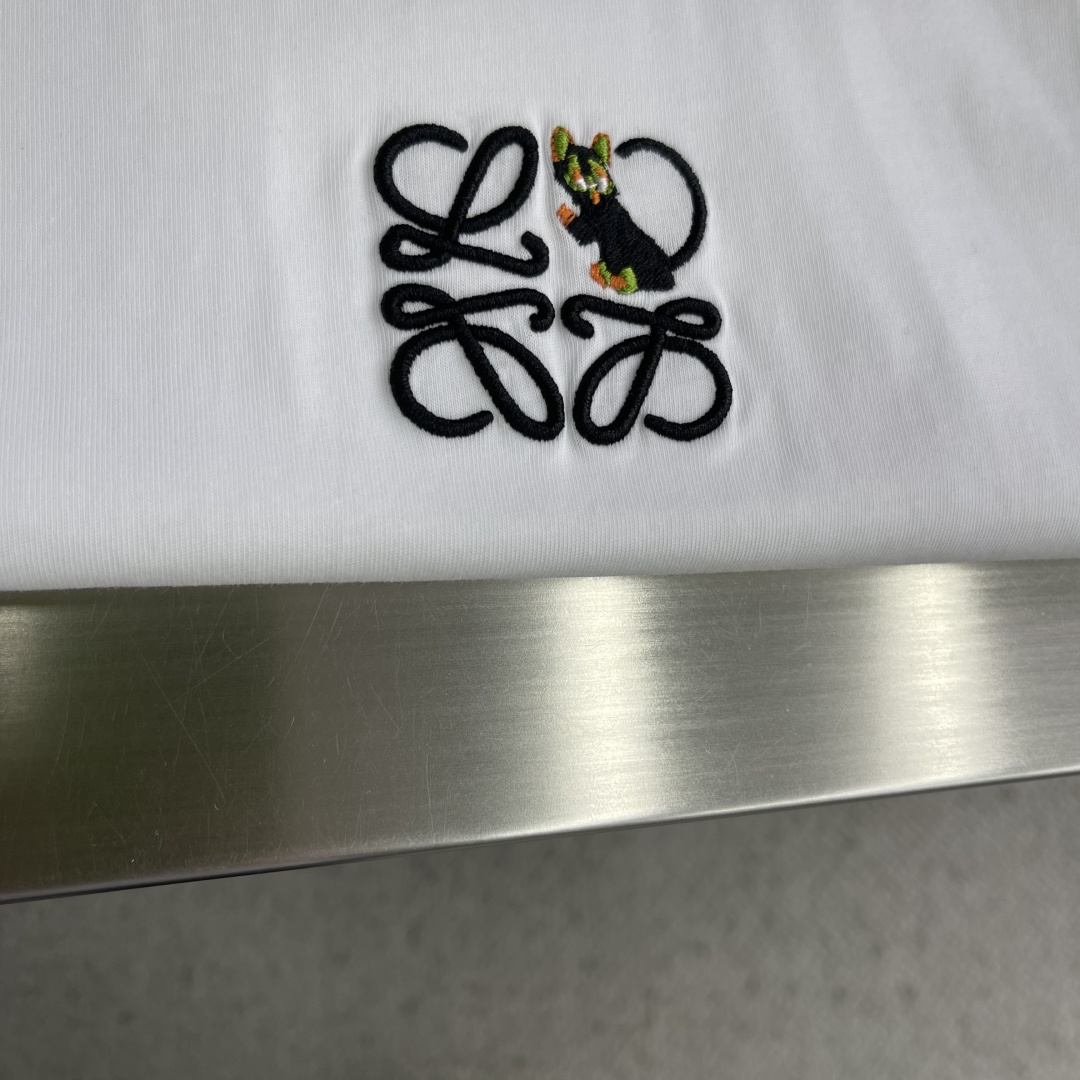 -LOEW 卡通刺绣标识短袖采用50支丝光双股，螺纹搭配1*1索罗纳。刺绣采用3D立体刺绣，胸前以卡通猫