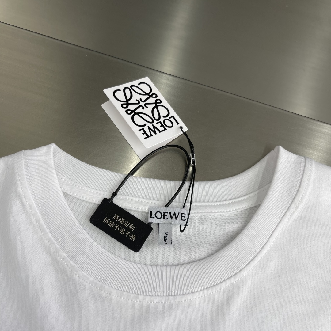 -LOEW 卡通刺绣标识短袖采用50支丝光双股，螺纹搭配1*1索罗纳。刺绣采用3D立体刺绣，胸前以卡通猫