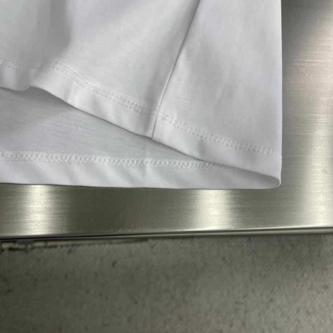 -LOEW 卡通刺绣标识短袖采用50支丝光双股，螺纹搭配1*1索罗纳。刺绣采用3D立体刺绣，胸前以卡通猫