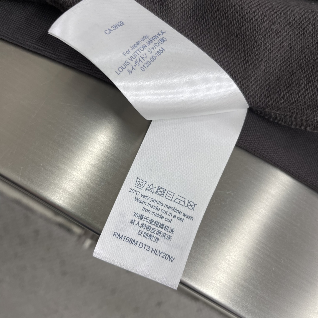 -驴牌 刺绣珠片标识卫衣帽衫采用380克双股毛圈，原版定染灰色。螺纹采用同缸配套定染1*1双纱螺纹。刺绣