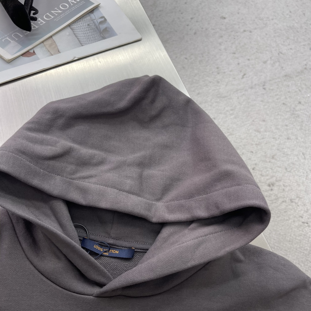 -驴牌 刺绣珠片标识卫衣帽衫采用380克双股毛圈，原版定染灰色。螺纹采用同缸配套定染1*1双纱螺纹。刺绣