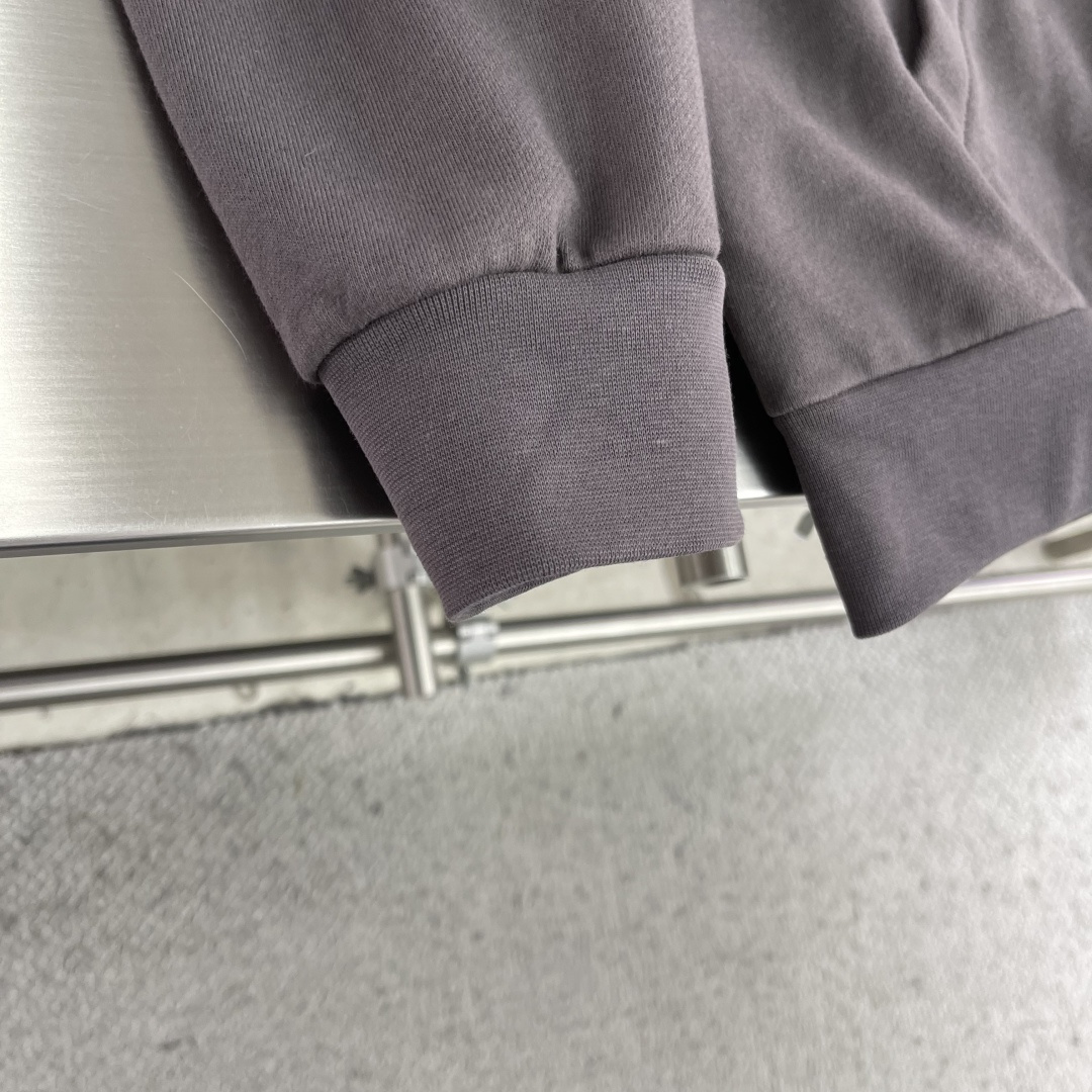 -驴牌 刺绣珠片标识卫衣帽衫采用380克双股毛圈，原版定染灰色。螺纹采用同缸配套定染1*1双纱螺纹。刺绣