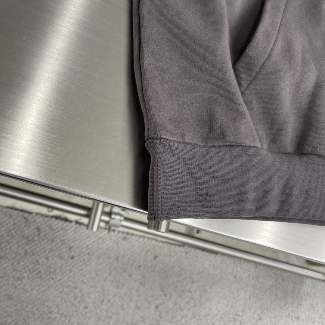 -驴牌 刺绣珠片标识卫衣帽衫采用380克双股毛圈，原版定染灰色。螺纹采用同缸配套定染1*1双纱螺纹。刺绣