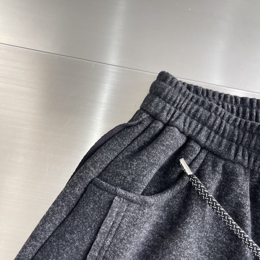 -LOEW 新款羊毛休闲裤，采用羊毛面料打造，舒适保暖轻肤软糯，非常有垂感不显臃肿。前面皮标设计，五金细