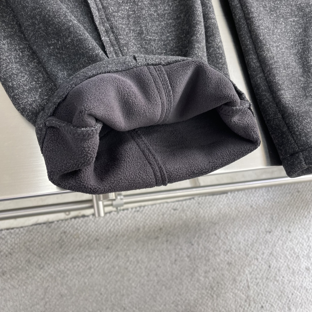 -LOEW 新款羊毛休闲裤，采用羊毛面料打造，舒适保暖轻肤软糯，非常有垂感不显臃肿。前面皮标设计，五金细