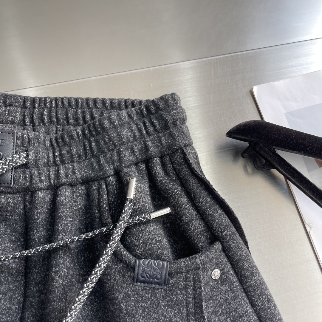 -LOEW 新款羊毛休闲裤，采用羊毛面料打造，舒适保暖轻肤软糯，非常有垂感不显臃肿。前面皮标设计，五金细