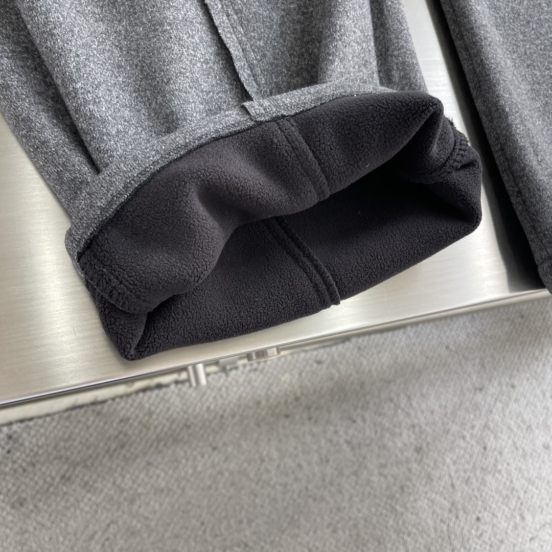 -LOEW 新款羊毛休闲裤，采用羊毛面料打造，舒适保暖轻肤软糯，非常有垂感不显臃肿。前面皮标设计，五金细