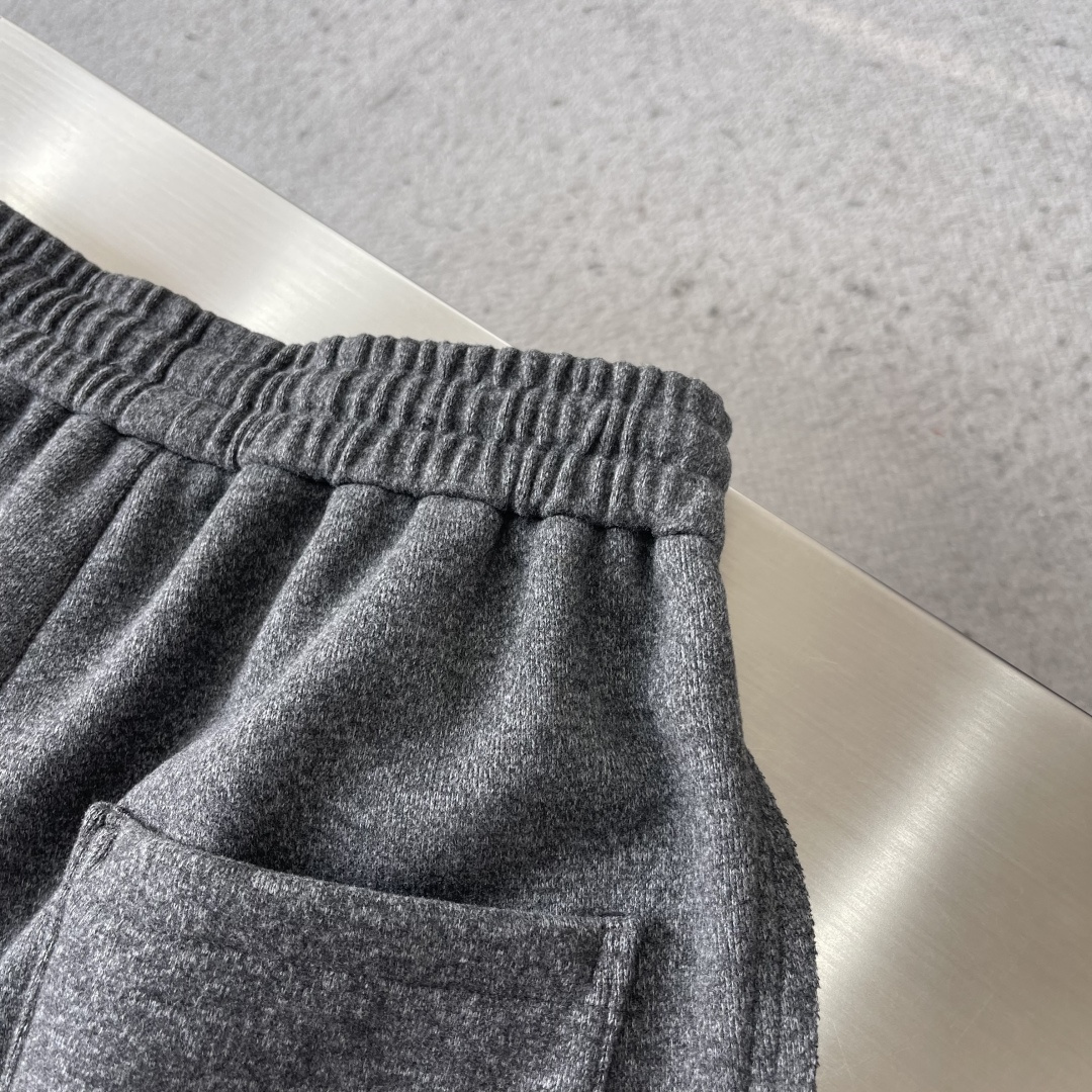 -LOEW 新款羊毛休闲裤，采用羊毛面料打造，舒适保暖轻肤软糯，非常有垂感不显臃肿。前面皮标设计，五金细