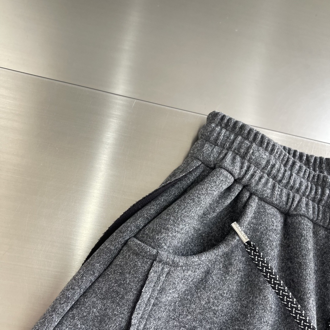 -LOEW 新款羊毛休闲裤，采用羊毛面料打造，舒适保暖轻肤软糯，非常有垂感不显臃肿。前面皮标设计，五金细