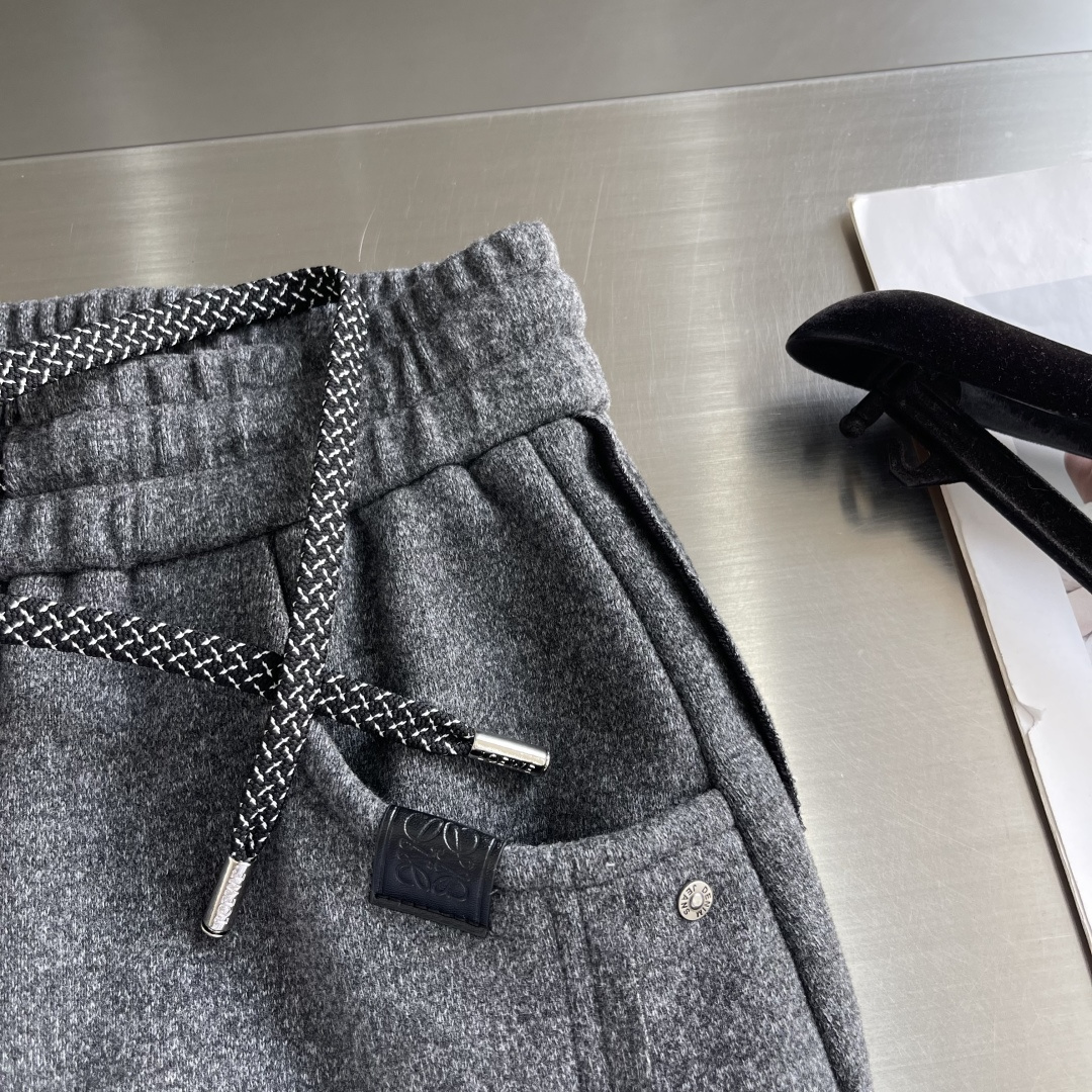-LOEW 新款羊毛休闲裤，采用羊毛面料打造，舒适保暖轻肤软糯，非常有垂感不显臃肿。前面皮标设计，五金细