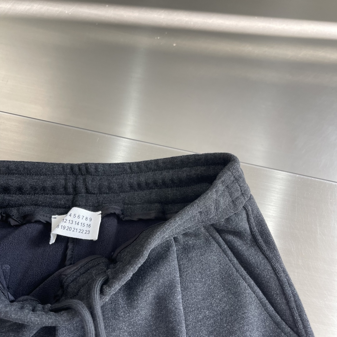 -MM6 马吉拉 新款加绒长裤 复合绒面内里，细腻柔软程度非同一般。标识增添看点，处处彰显独特的风格魅力