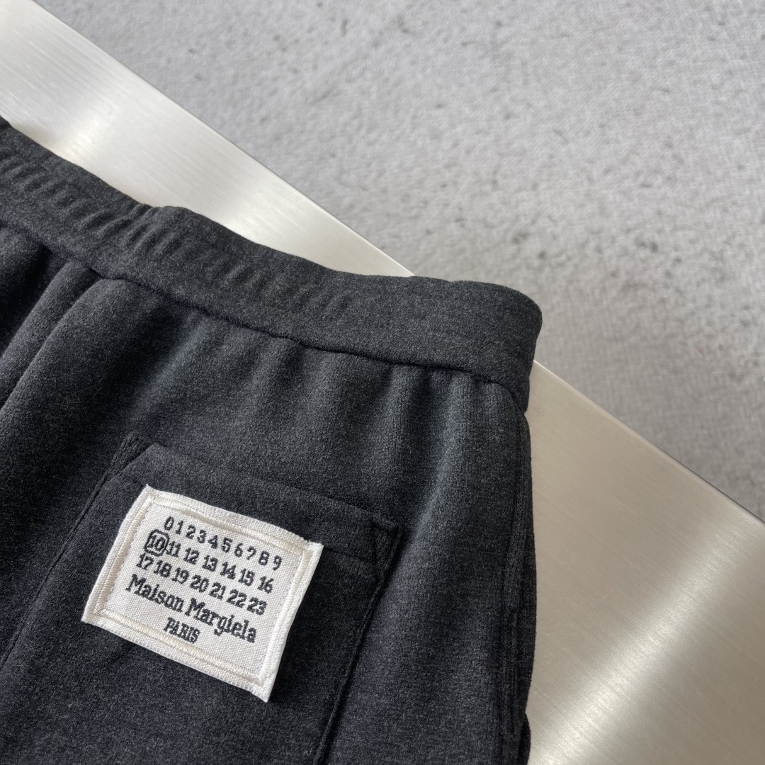 -MM6 马吉拉 新款加绒长裤 复合绒面内里，细腻柔软程度非同一般。标识增添看点，处处彰显独特的风格魅力