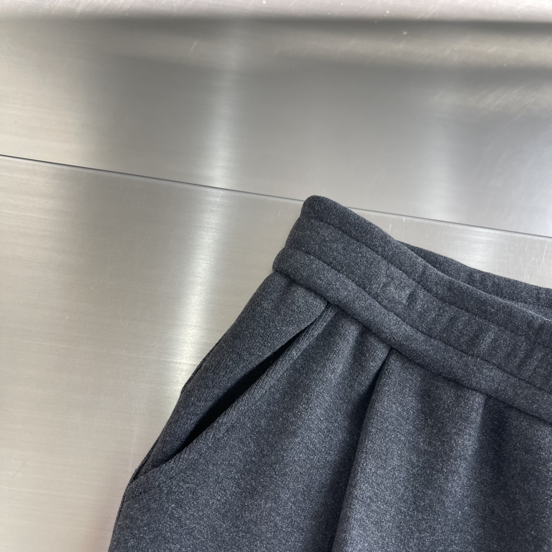 -MM6 马吉拉 新款加绒长裤 复合绒面内里，细腻柔软程度非同一般。标识增添看点，处处彰显独特的风格魅力