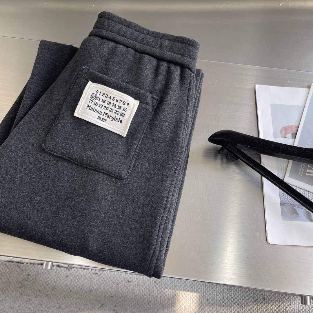 -MM6 马吉拉 新款加绒长裤 复合绒面内里，细腻柔软程度非同一般。标识增添看点，处处彰显独特的风格魅力