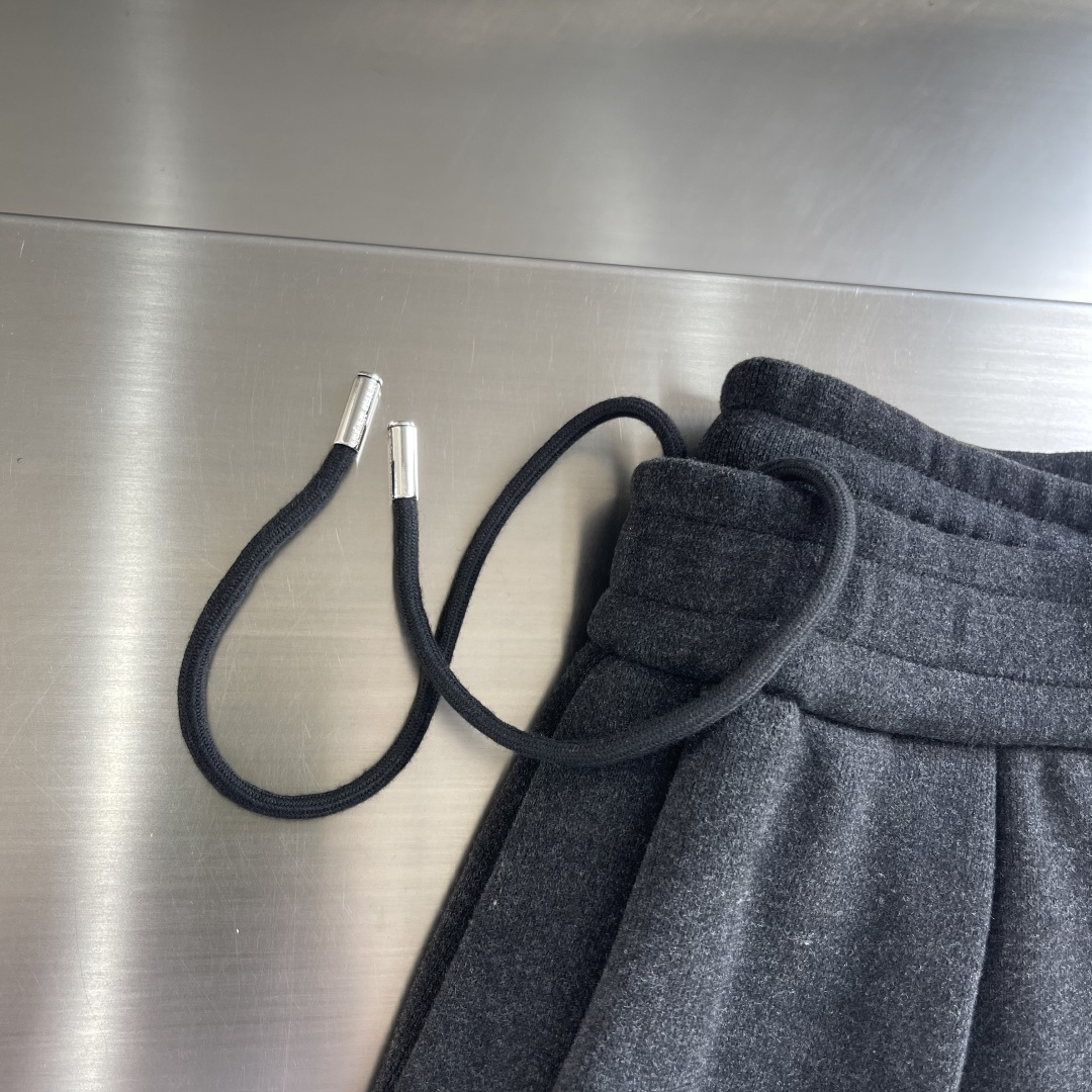 -MM6 马吉拉 新款加绒长裤 复合绒面内里，细腻柔软程度非同一般。标识增添看点，处处彰显独特的风格魅力