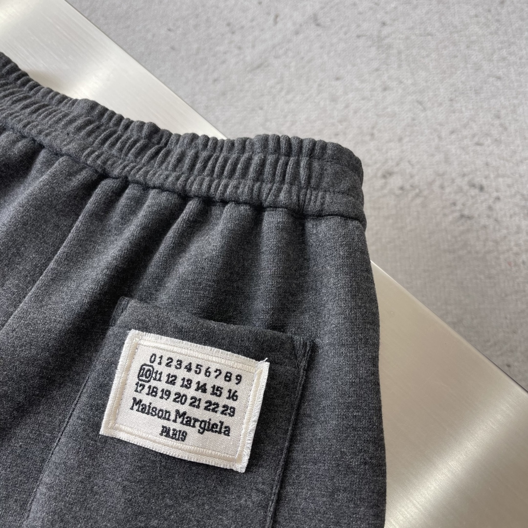 -MM6 马吉拉 新款加绒长裤 复合绒面内里，细腻柔软程度非同一般。标识增添看点，处处彰显独特的风格魅力