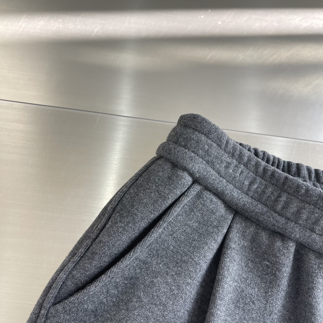 -MM6 马吉拉 新款加绒长裤 复合绒面内里，细腻柔软程度非同一般。标识增添看点，处处彰显独特的风格魅力