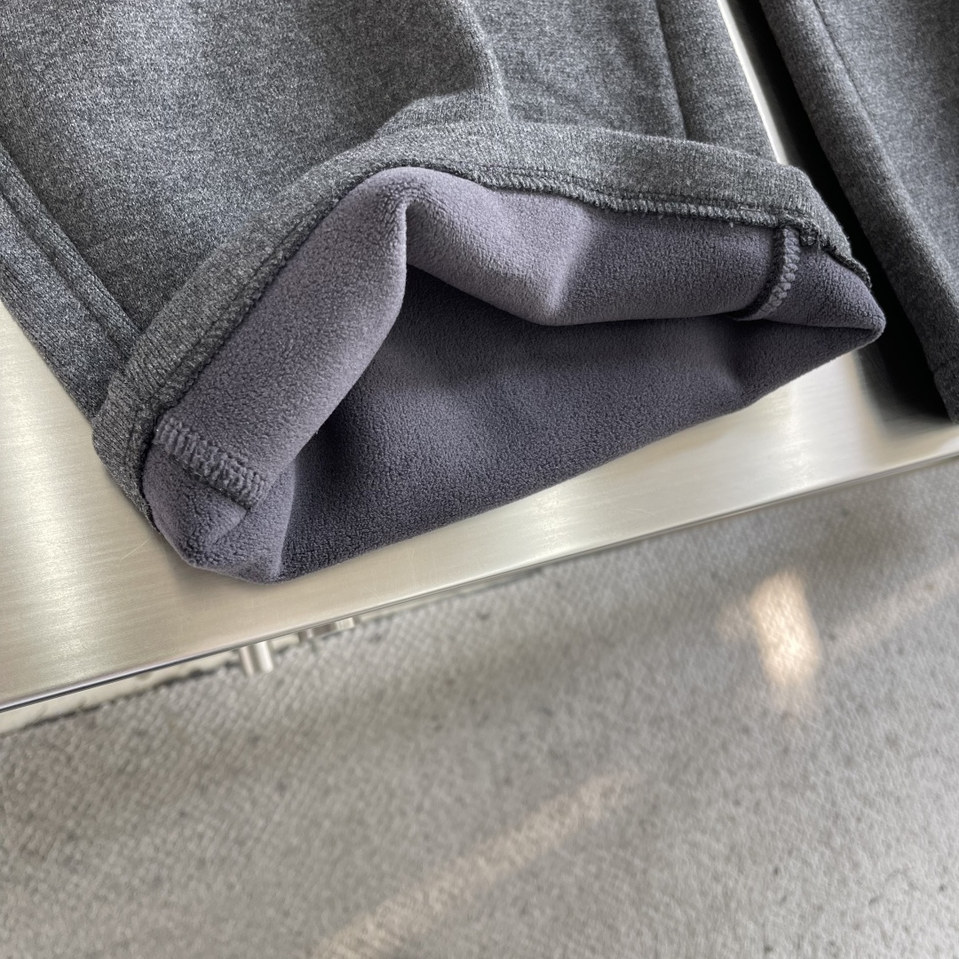 -MM6 马吉拉 新款加绒长裤 复合绒面内里，细腻柔软程度非同一般。标识增添看点，处处彰显独特的风格魅力