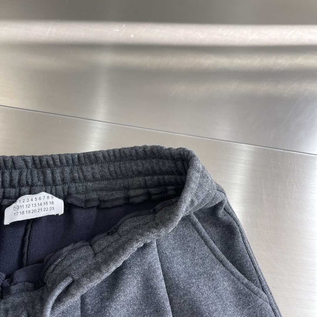 -MM6 马吉拉 新款加绒长裤 复合绒面内里，细腻柔软程度非同一般。标识增添看点，处处彰显独特的风格魅力