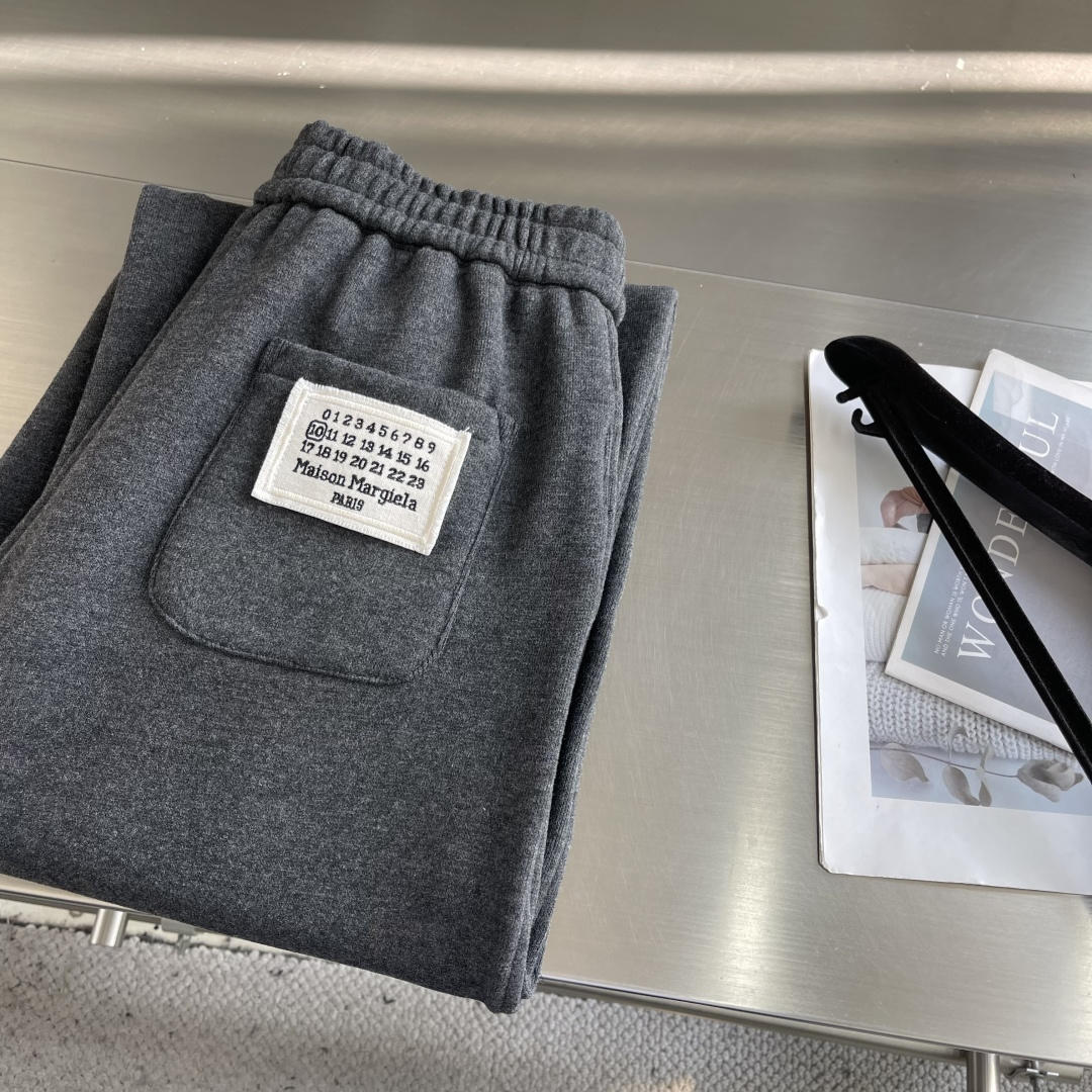 -MM6 马吉拉 新款加绒长裤 复合绒面内里，细腻柔软程度非同一般。标识增添看点，处处彰显独特的风格魅力