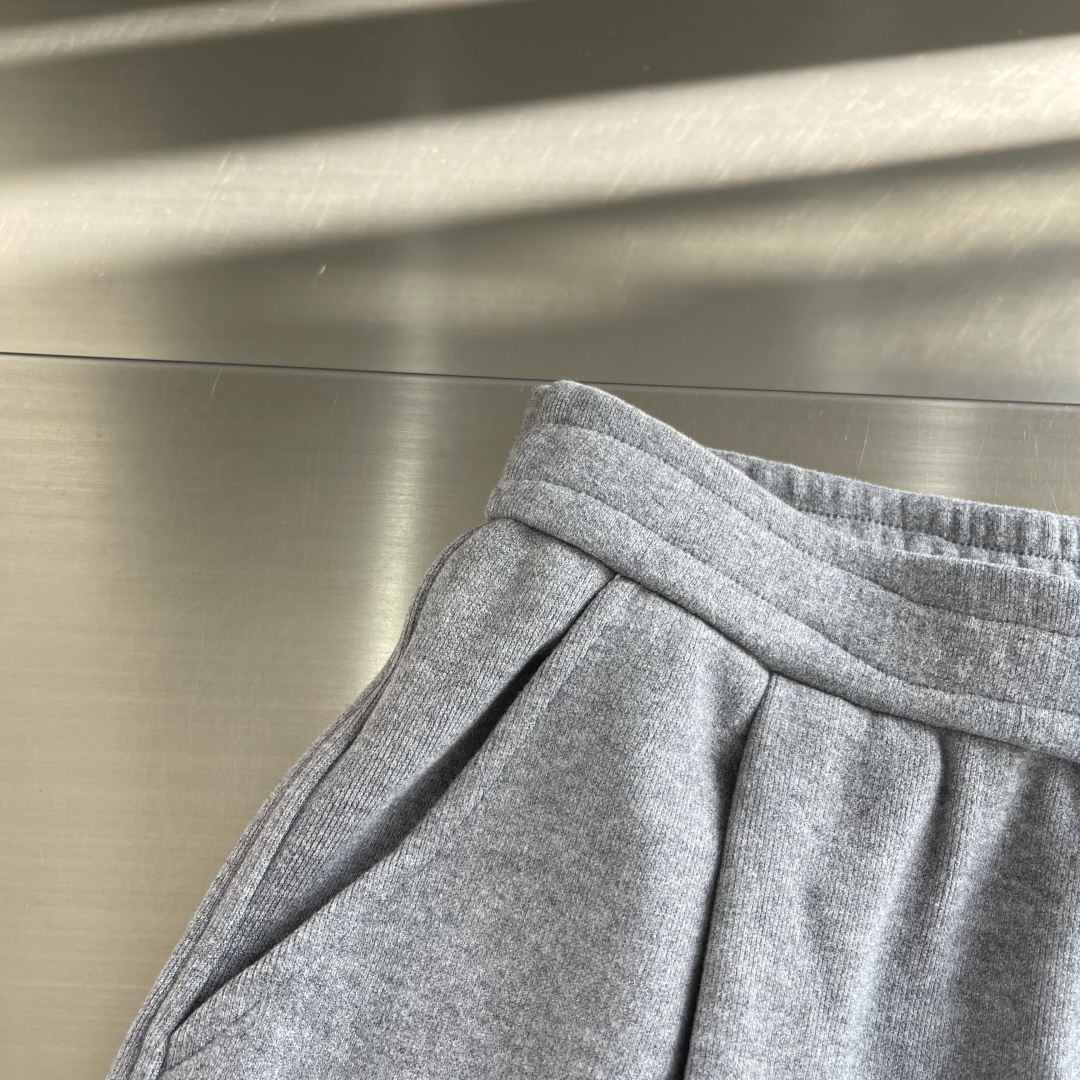 -MM6 马吉拉 新款加绒长裤 复合绒面内里，细腻柔软程度非同一般。标识增添看点，处处彰显独特的风格魅力