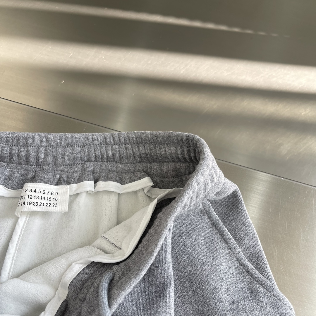 -MM6 马吉拉 新款加绒长裤 复合绒面内里，细腻柔软程度非同一般。标识增添看点，处处彰显独特的风格魅力