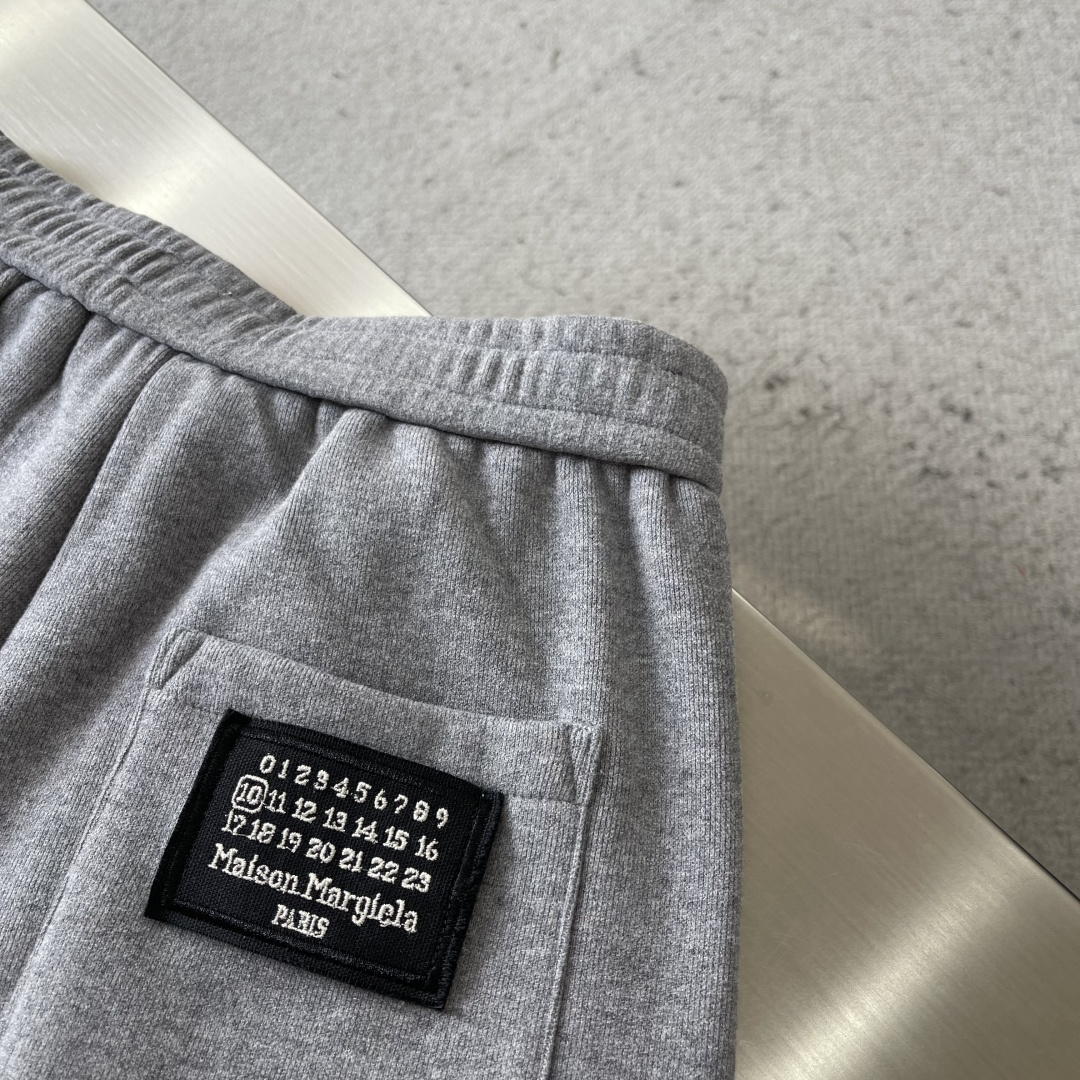 -MM6 马吉拉 新款加绒长裤 复合绒面内里，细腻柔软程度非同一般。标识增添看点，处处彰显独特的风格魅力