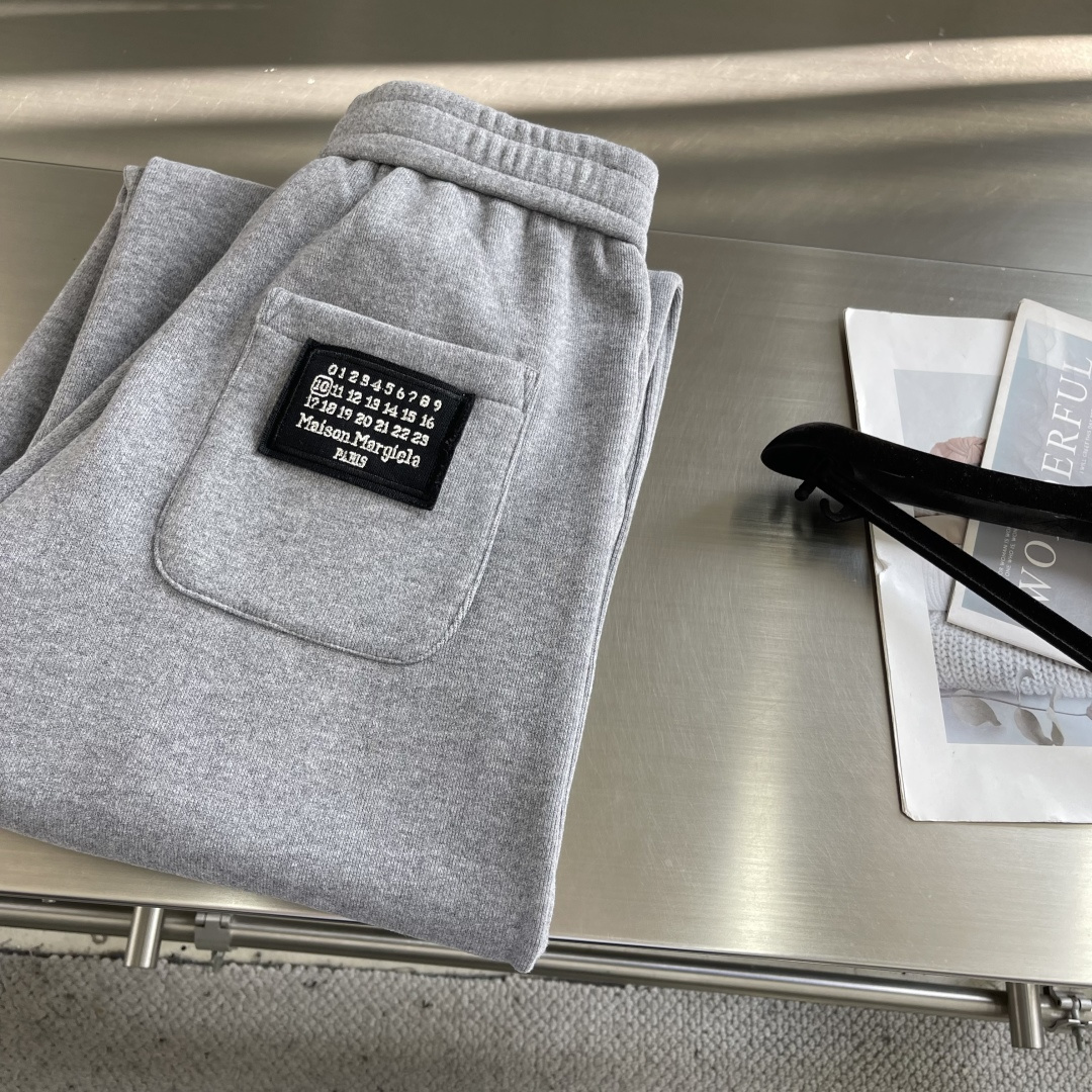 -MM6 马吉拉 新款加绒长裤 复合绒面内里，细腻柔软程度非同一般。标识增添看点，处处彰显独特的风格魅力